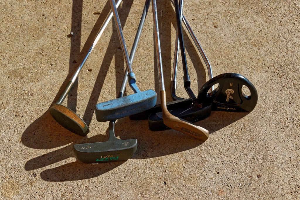 Understanding the Variations: Blade vs. Mallet Putters
